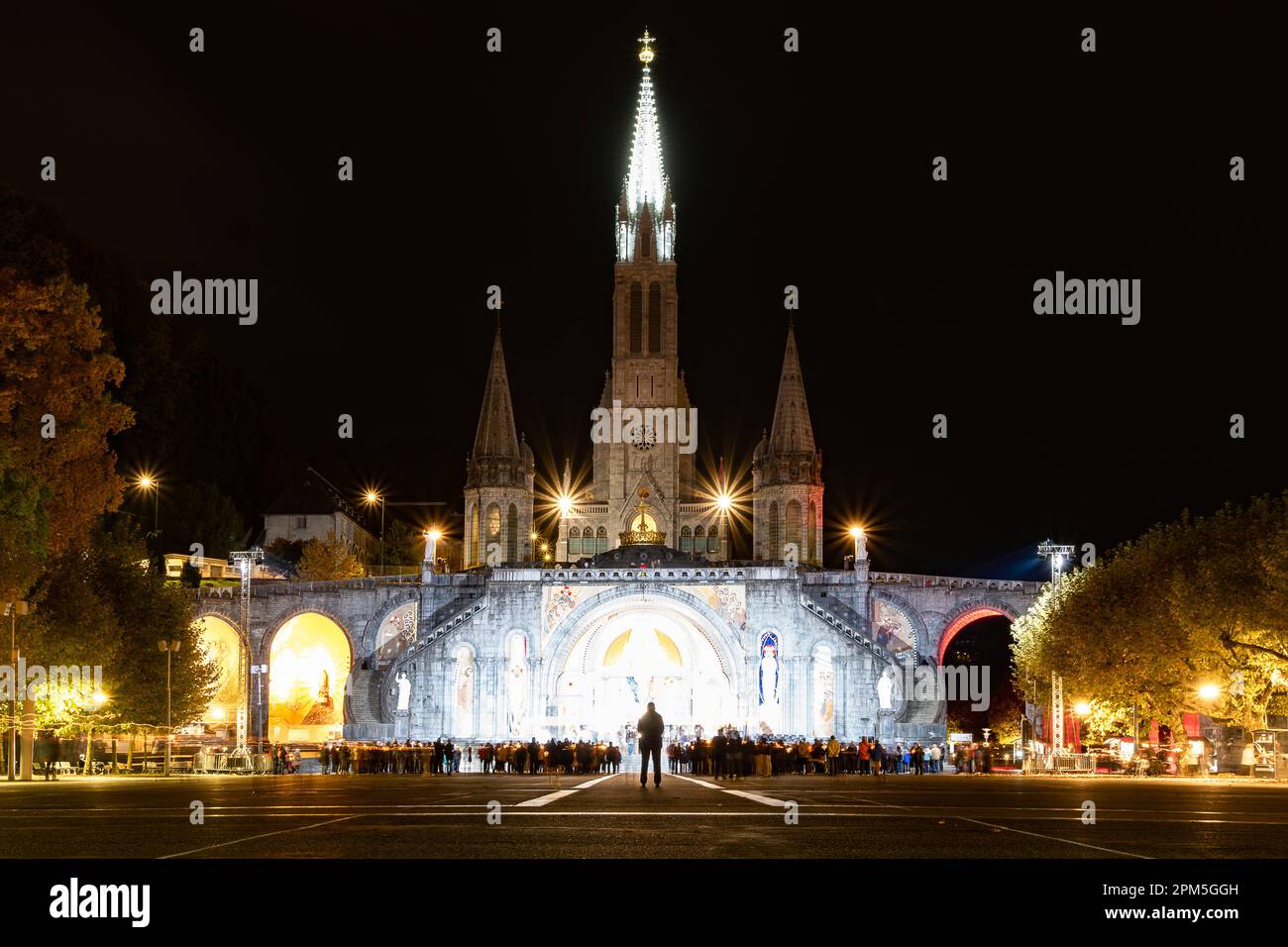 Notre Dame du Rosaire de Lourdes di notte Foto Stock