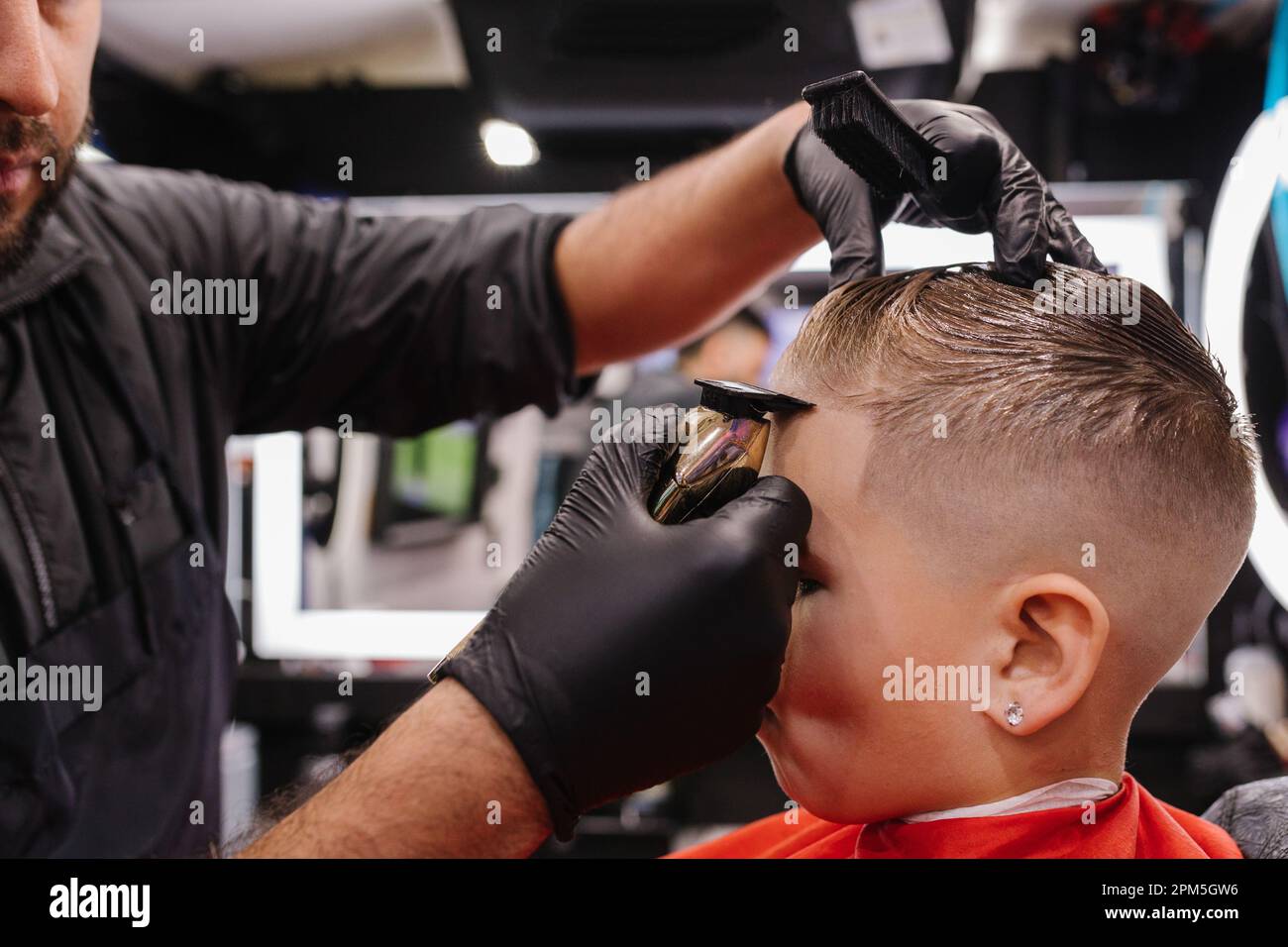 Barbiere maschio adulto che si allineano sui bordi del bambino a Portland, Oregon Foto Stock