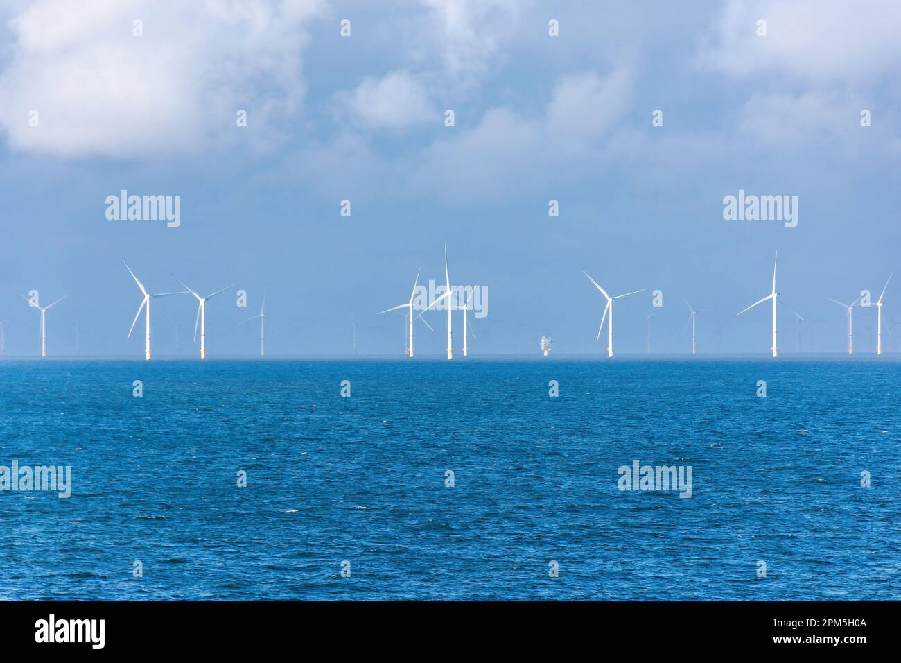 Alpha Ventus Offshore Wind Farm da P&o Iona nave da crociera, Mare del Nord, Europa Foto Stock