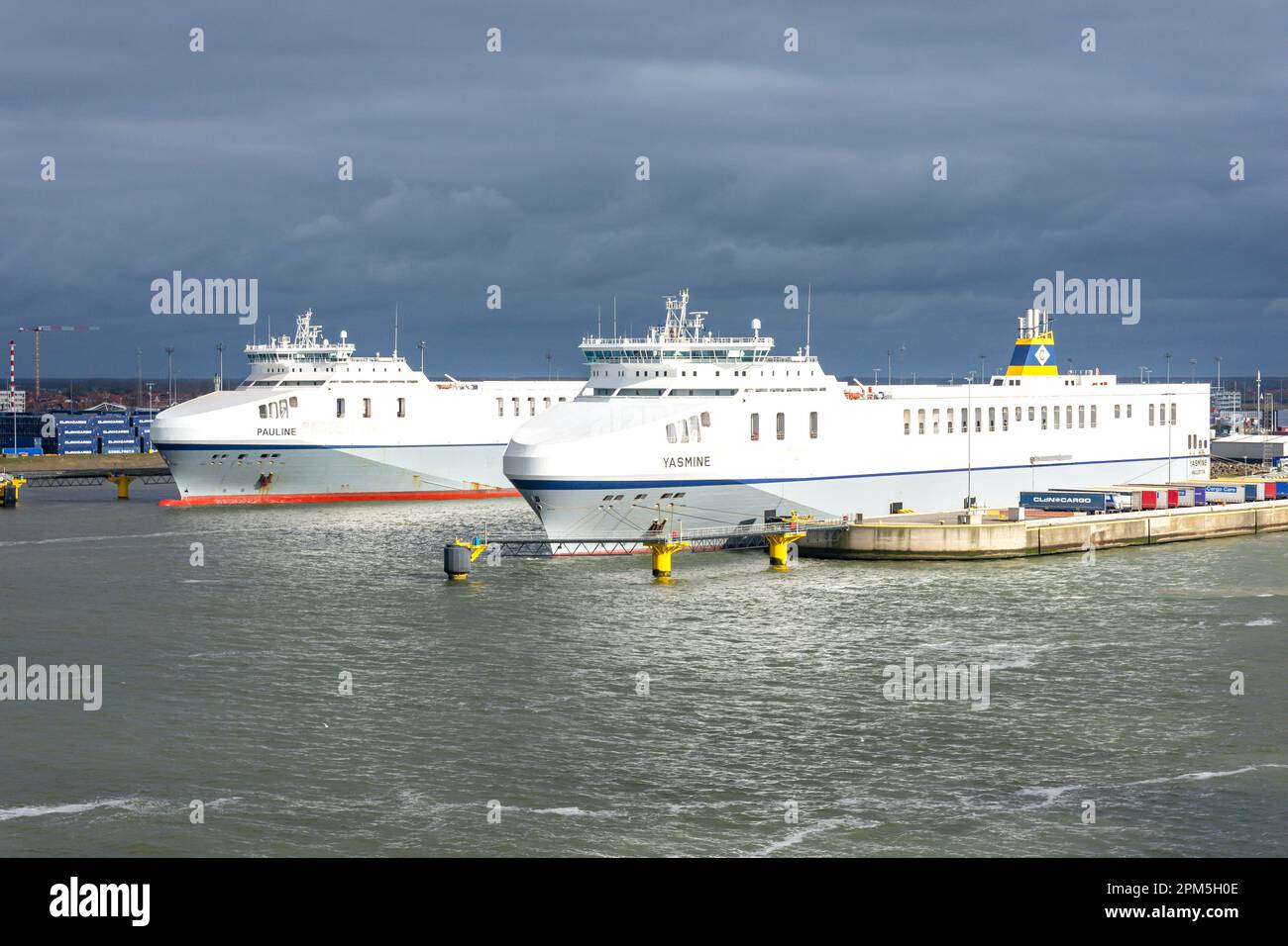 Navi da carico Yasmine e Pauline Ro-Ro nel porto di Zeebrugge, Bruges (Brugge), provincia delle Fiandre Occidentali, Regno del Belgio. Foto Stock