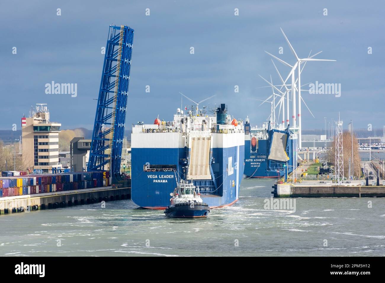 Navi che entrano nel porto di Zeebrugge, Bruges (Brugge), nella provincia delle Fiandre Occidentali, nel Regno del Belgio. Foto Stock