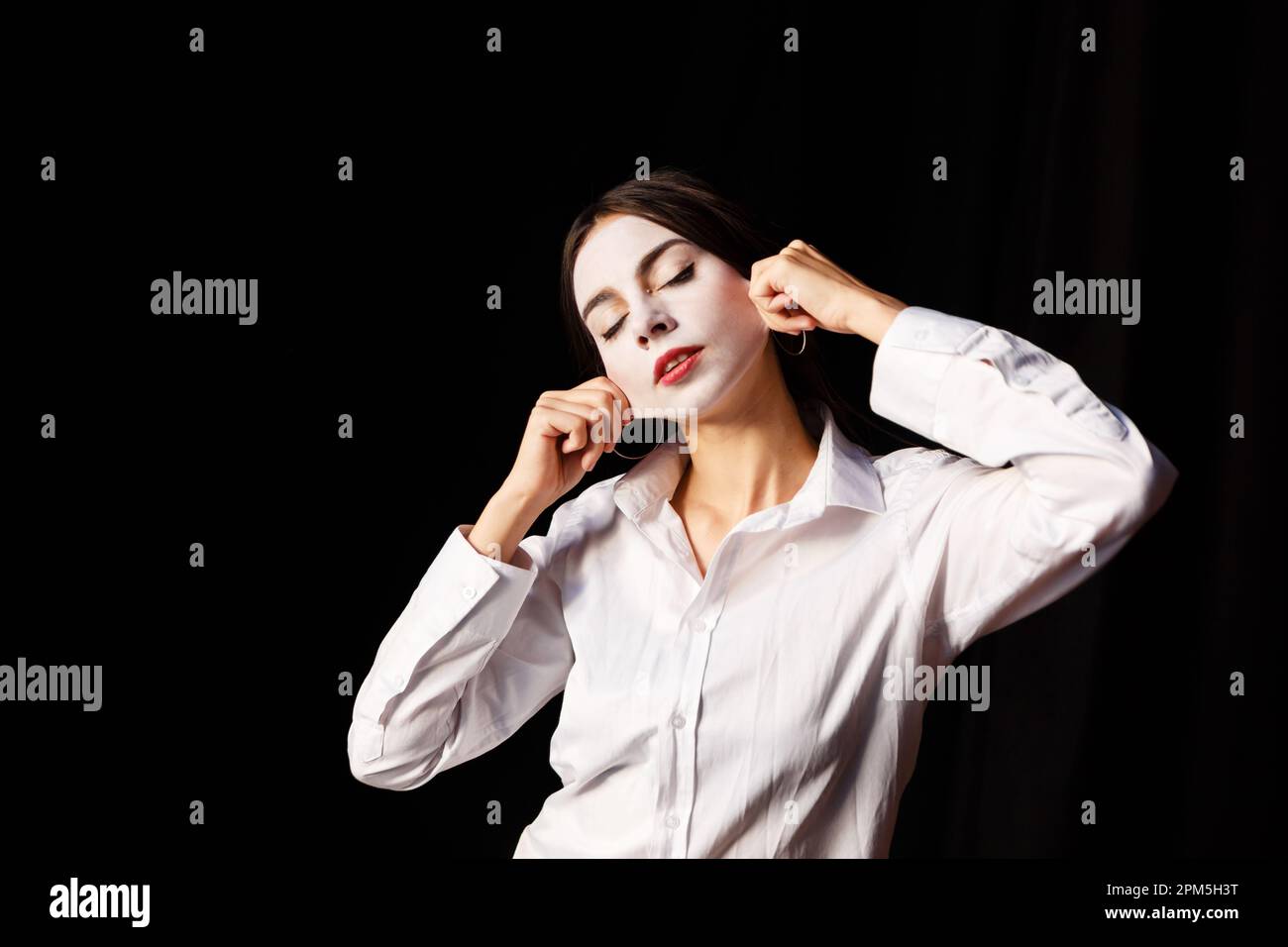 Giovane attrice in costume con make-up bianco nel teatro delle prove Foto Stock