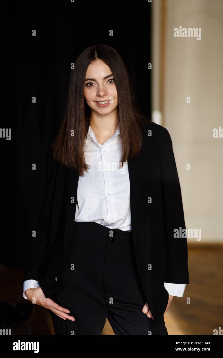 un'attrice in camicia bianca e vestito nero nella sala prove del teatro Foto Stock