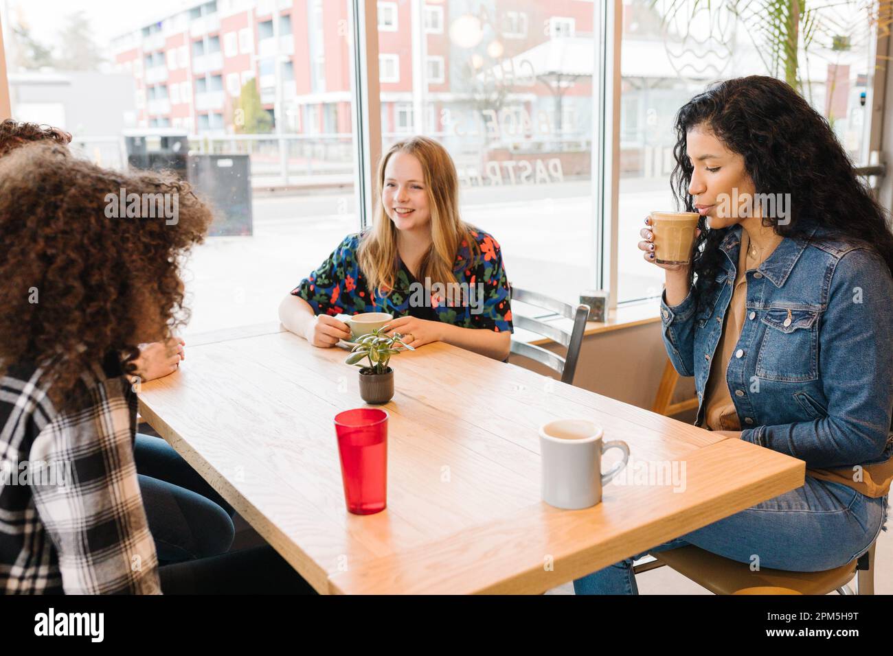 Gruppo di persone multiculturali che si incontrano per un caffè Foto Stock