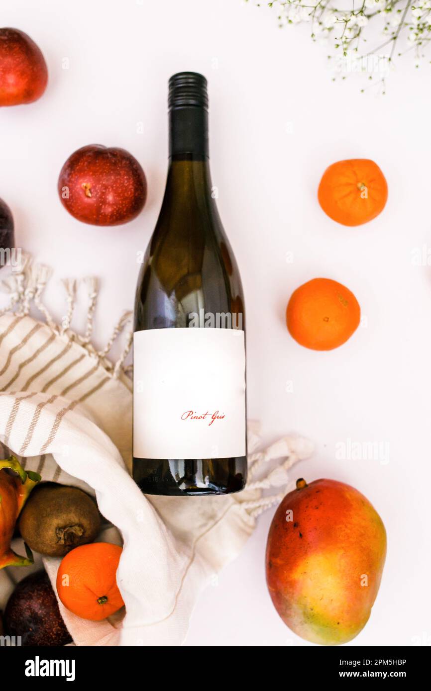 Bottiglia piena di Pinot Grigio con frutta di primavera e picnic aperto Foto Stock