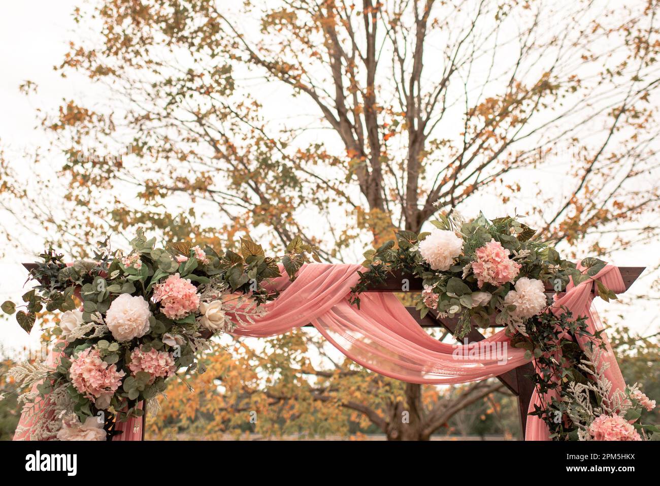 Wedding Arch o Arbor con fiori rosa/bianchi e tessuto rosa Foto Stock