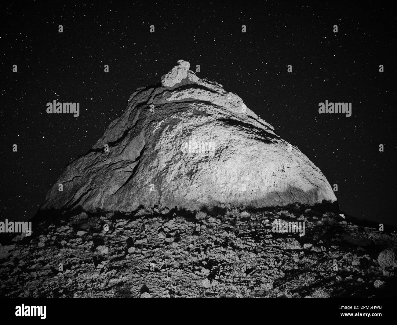 Formazione rocciosa illuminata ai Pinnacoli di Trona di notte con stelle. Foto Stock