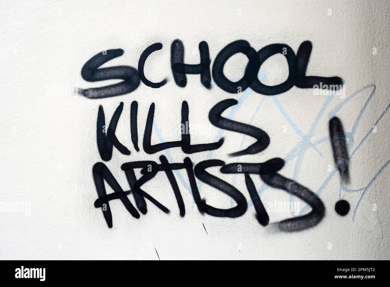Scuola uccidere artisti, facciata spruzzata, terreno pubblico, Berlino, Germania Foto Stock