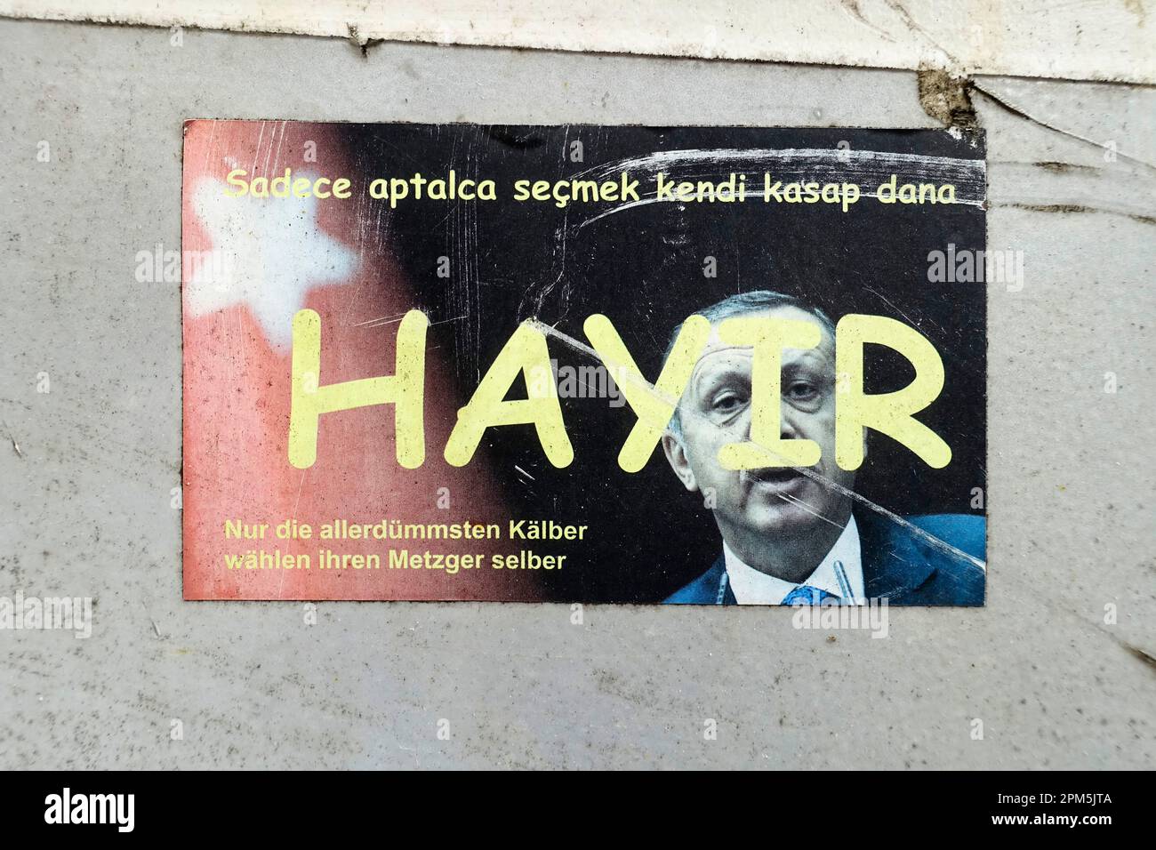 Adesivo contro Erdogan, pubblica terra, Berlino, Germania Foto Stock