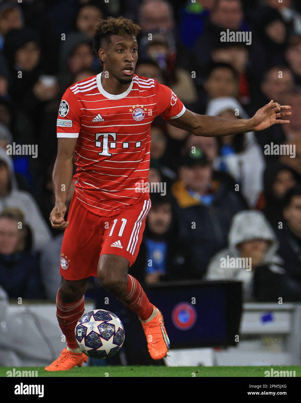 Kingsley Coman #11 del Bayern Monaco controlla la palla durante le finali trimestrali della UEFA Champions League 1st tappa Manchester City vs Bayern Monaco allo stadio Etihad di Manchester, Regno Unito, 11th aprile 2023 (Foto di Mark Cosgrove/News Images) Foto Stock