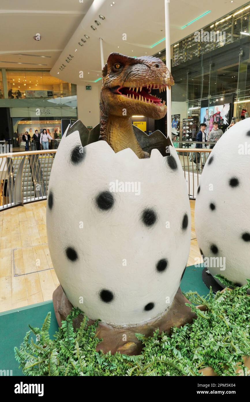 Grande robot animati Dinosauri modello nel centro di Derbion durante la pausa della scuola di Pasqua nel mese di aprile 2023 Foto Stock