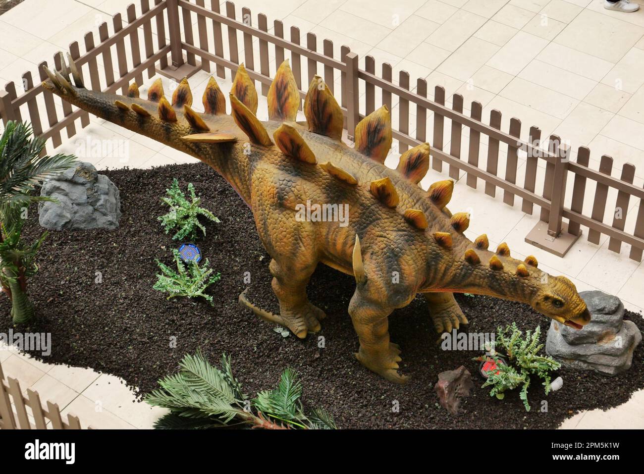 Grande robot animati Dinosauri modello nel centro di Derbion durante la pausa della scuola di Pasqua nel mese di aprile 2023 Foto Stock