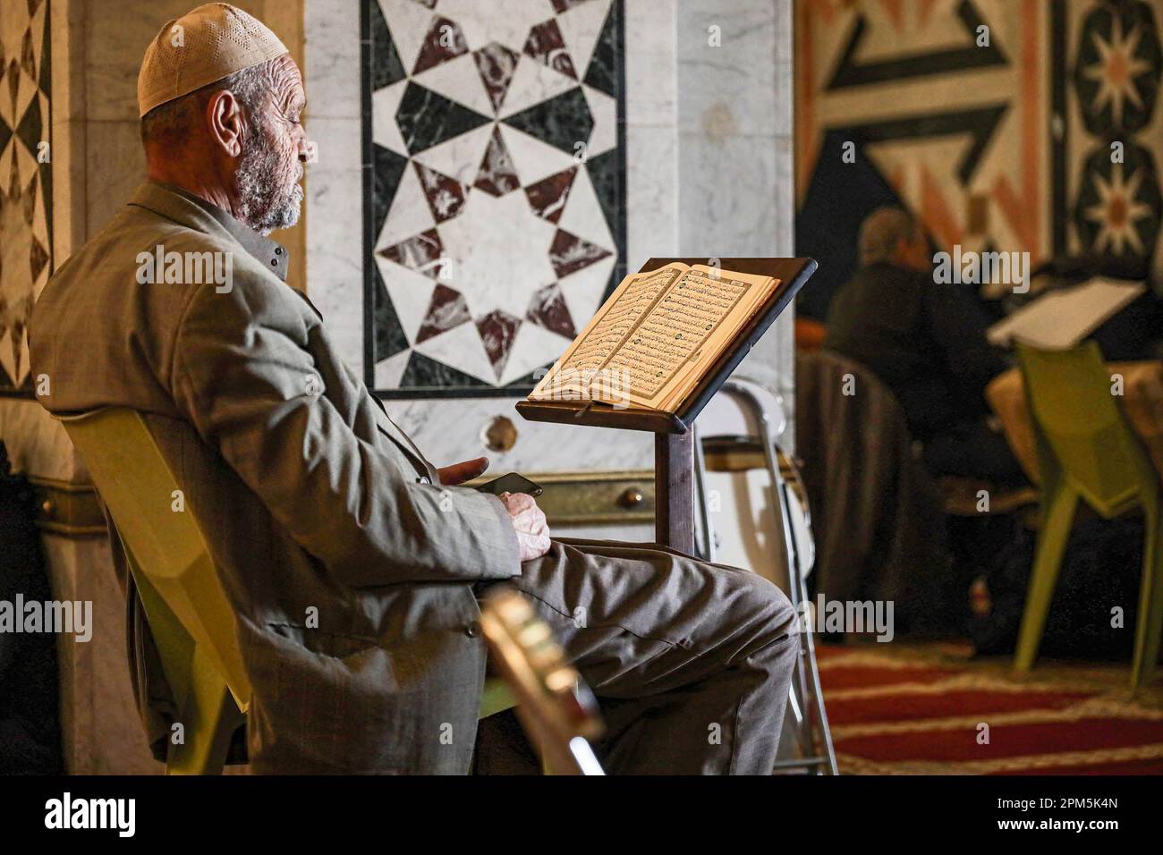 Un musulmano legge il Corano nella Moschea di al-Aqsa, durante gli ultimi dieci giorni del mese santo del Ramadan, in cui i musulmani celebrano Laylat al-Qadr, la cui notte non può essere determinata con certezza. I musulmani si preparano a ricevere Laylat al-Qadr negli ultimi 10 giorni del Ramadan. Laylat al-Qadr è una notte speciale che si ripete ogni anno Hijri nel mese benedetto del Ramadan. E' una delle ultime dieci notti del Ramadan. È stato menzionato nel Santo Corano e nella biografia del Profeta Muhammad, quindi è di grande importanza e privacy. Foto Stock