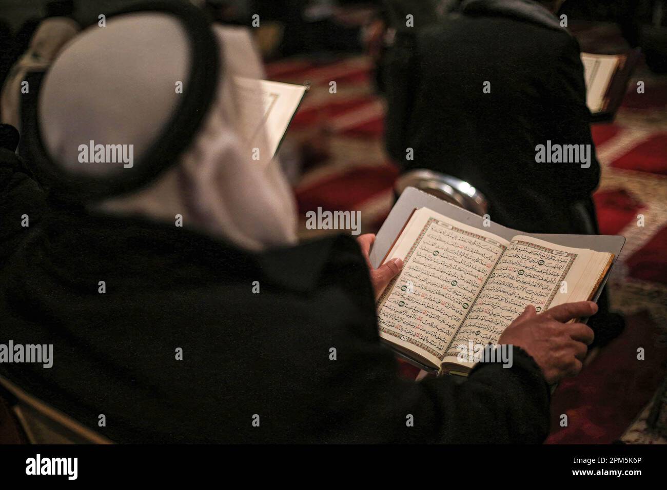 Un musulmano legge il Corano nella Moschea di al-Aqsa, durante gli ultimi dieci giorni del mese santo del Ramadan, in cui i musulmani celebrano Laylat al-Qadr, la cui notte non può essere determinata con certezza. I musulmani si preparano a ricevere Laylat al-Qadr negli ultimi 10 giorni del Ramadan. Laylat al-Qadr è una notte speciale che si ripete ogni anno Hijri nel mese benedetto del Ramadan. E' una delle ultime dieci notti del Ramadan. È stato menzionato nel Santo Corano e nella biografia del Profeta Muhammad, quindi è di grande importanza e privacy. Foto Stock