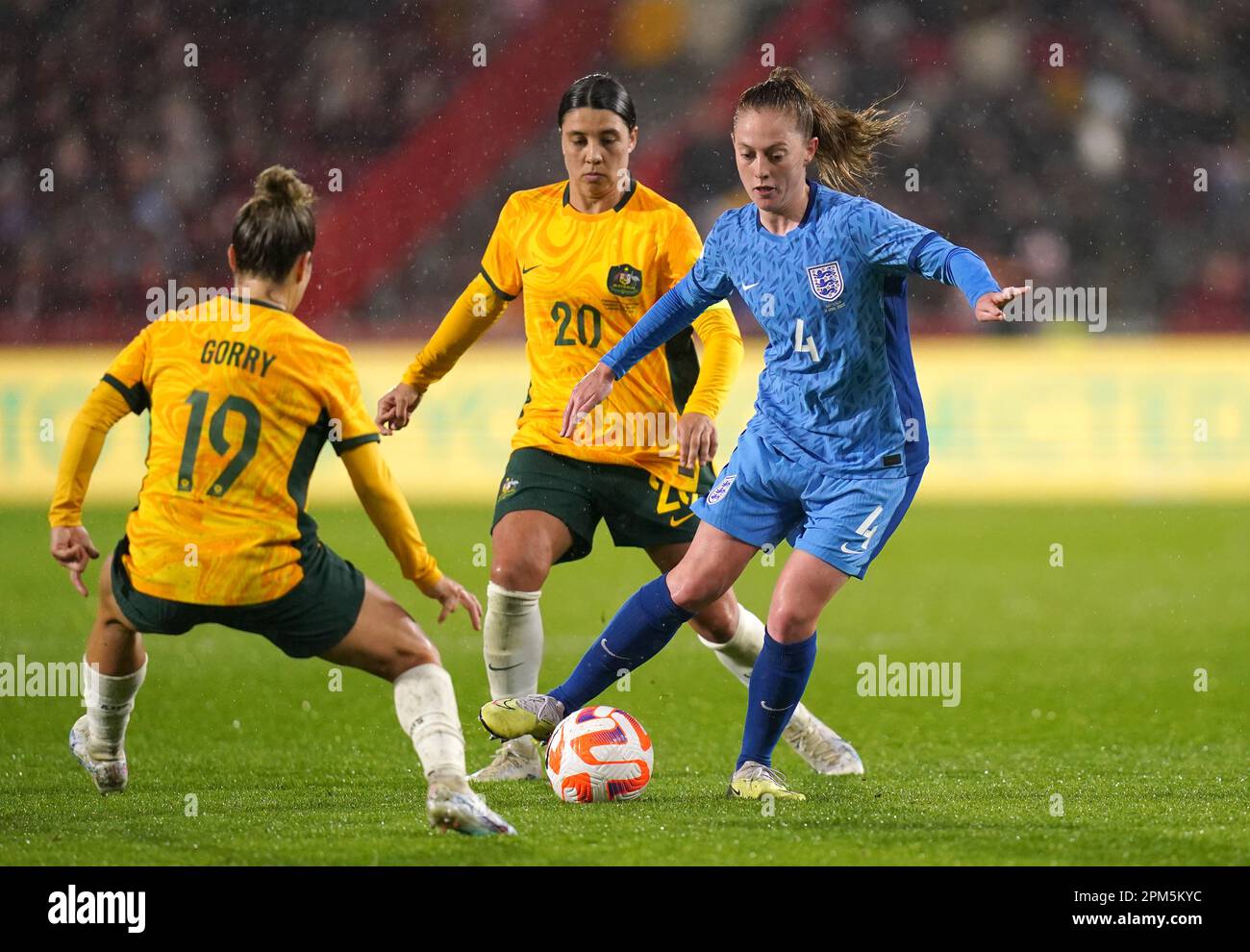 Katrina Gorry e Sam Kerr (al centro) dell'Australia combattono per la palla con Keira Walsh (a destra) dell'Inghilterra durante l'Alzheimer's Society International al GTECH Community Stadium di Brentford. Data immagine: Martedì 11 aprile 2023. Foto Stock