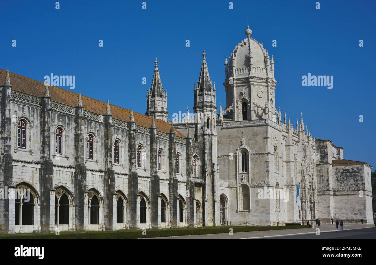 Portogallo. Lisbona. Monastero dei Hieronymoites. Re Manuel i commissionò la sua costruzione per commemorare il ritorno di Vasco da Gama dall'India. È stato progettato in stile manuelino da Juan del Castillo (1470-1552). Vista esterna dell'edificio, con la cupola della chiesa. 16th ° secolo. Autore: Joao de Castilho (14701552). Architetto castigliano. Foto Stock