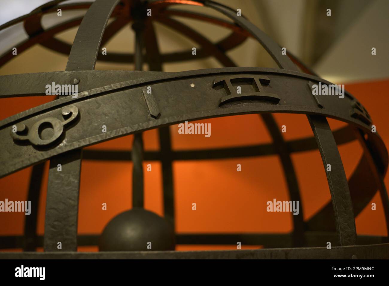 Sfera armillare. Strumento utilizzato per i calcoli astronomici e per lo studio e la rappresentazione del cosmo. Al centro del suo asse si trova una sfera che raffigura la Terra. La sfera armillare fu adottata come simbolo personale dal re Manuel i del Portogallo, incorporandola nello stemma del paese nel 1495. Dettaglio. Museo Marittimo. Lisbona, Portogallo. Foto Stock