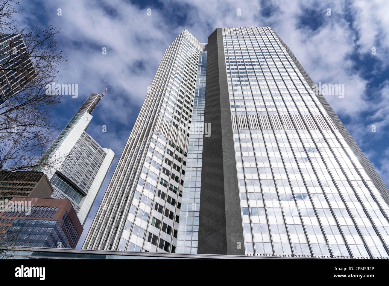 Eurotower nel centro di Francoforte sul meno, sede della vigilanza bancaria della BCE, edificio Commerzbank sulla sinistra, Assia, Germania, Foto Stock