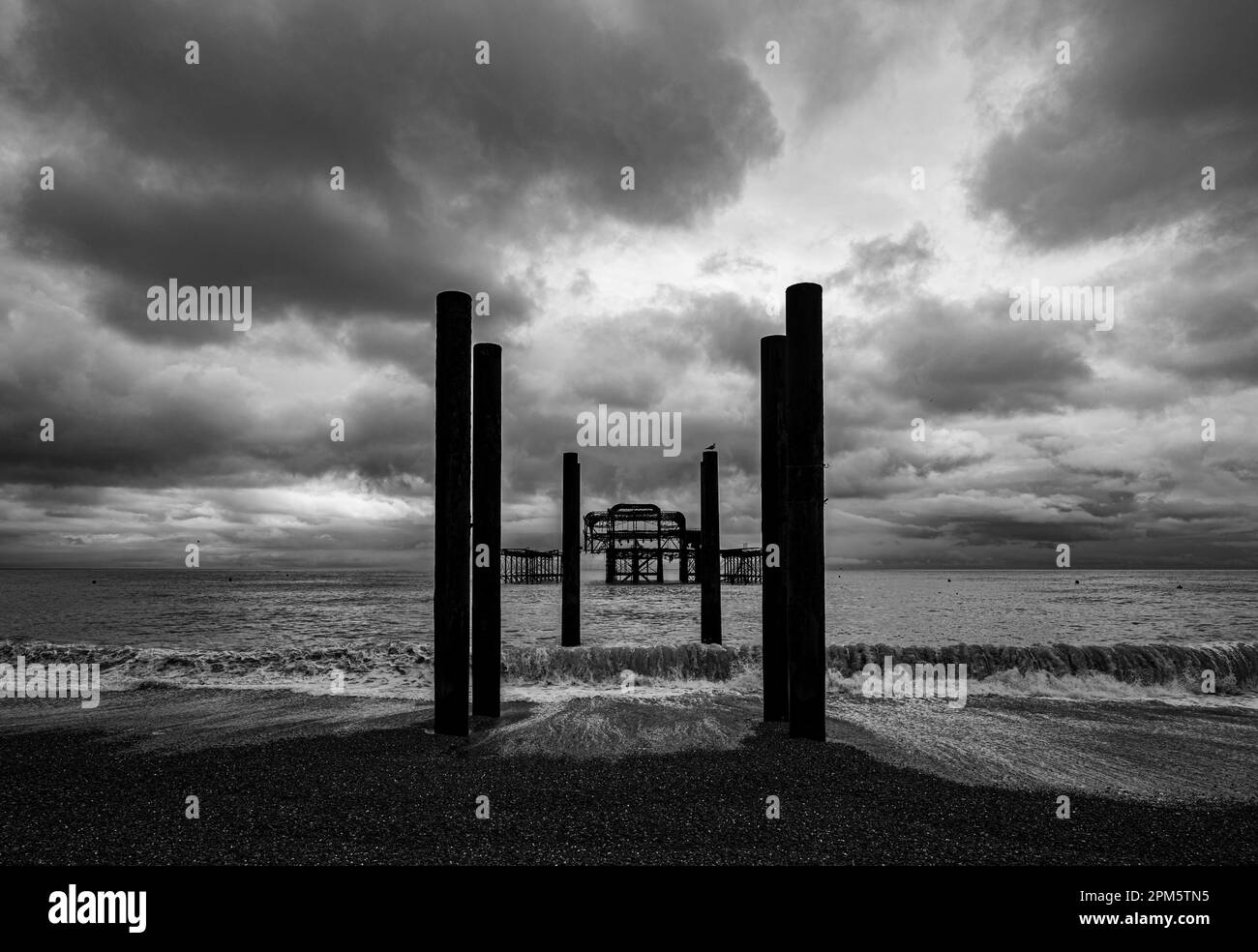 Brighton West Pier in una giornata nuvolosa e ventosa Foto Stock