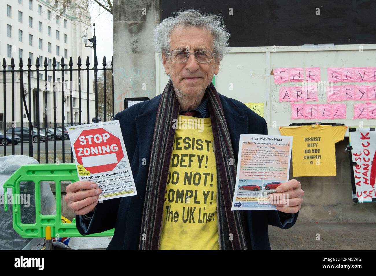 Londra, Regno Unito. 11th aprile 2023. Piers Corbyn (nella foto) è stato fuori Downing Street oggi la campagna circa la proposta di estensione alla zona ULEZ che il sindaco di Londra Sadiq Khan sta mettendo in atto dal 29th agosto 2023. Piers è il fratello del Partito laburista parlamentare, Jeremy Corbyn e sta chiedendo alle persone di unirsi contro i controlli di zona e le nuove zone estese ULEZ. Credit: Maureen McLean/Alamy Live News Foto Stock