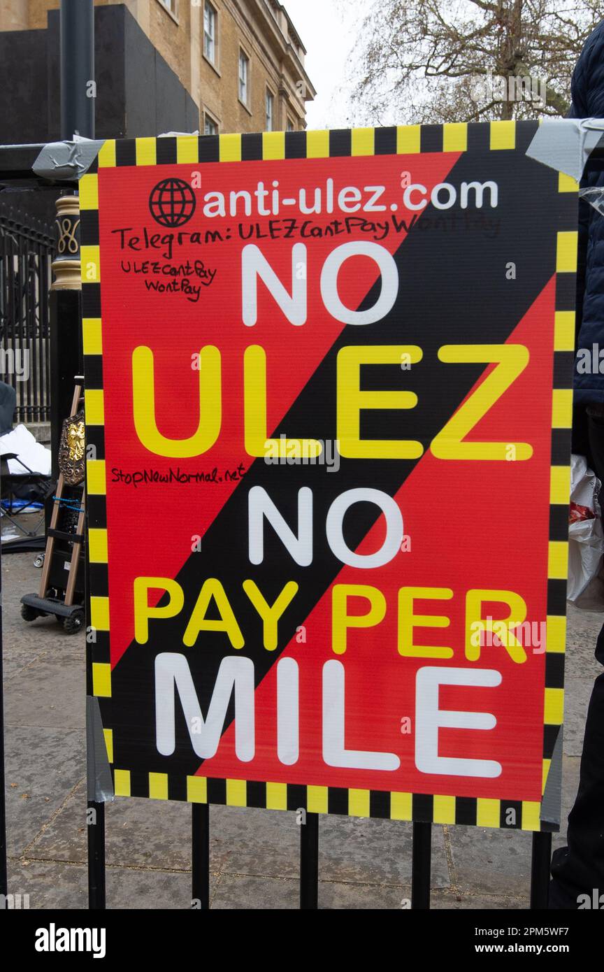 Londra, Regno Unito. 11th aprile 2023. Piers Corbyn, era al di fuori di Downing Street oggi la campagna circa l'estensione proposta alla zona di ULEZ che il sindaco di Londra Sadiq Khan sta mettendo in atto dal 29th agosto 2023. Piers è il fratello del Partito laburista parlamentare, Jeremy Corbyn e sta chiedendo alle persone di unirsi contro i controlli di zona e le nuove zone estese ULEZ. Credit: Maureen McLean/Alamy Live News Foto Stock