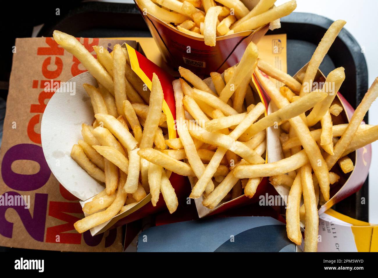 Guardando giù McDonalds patatine fritte e pepite di pollo su un vassoio Foto Stock