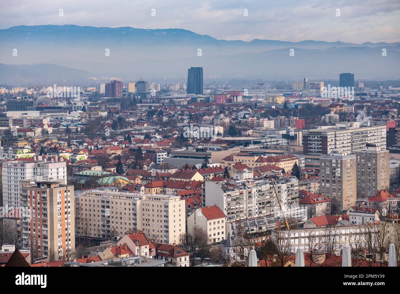 Lubiana: Vista panoramica del centro città con montagne e nuvole sullo sfondo. Slovenia Foto Stock