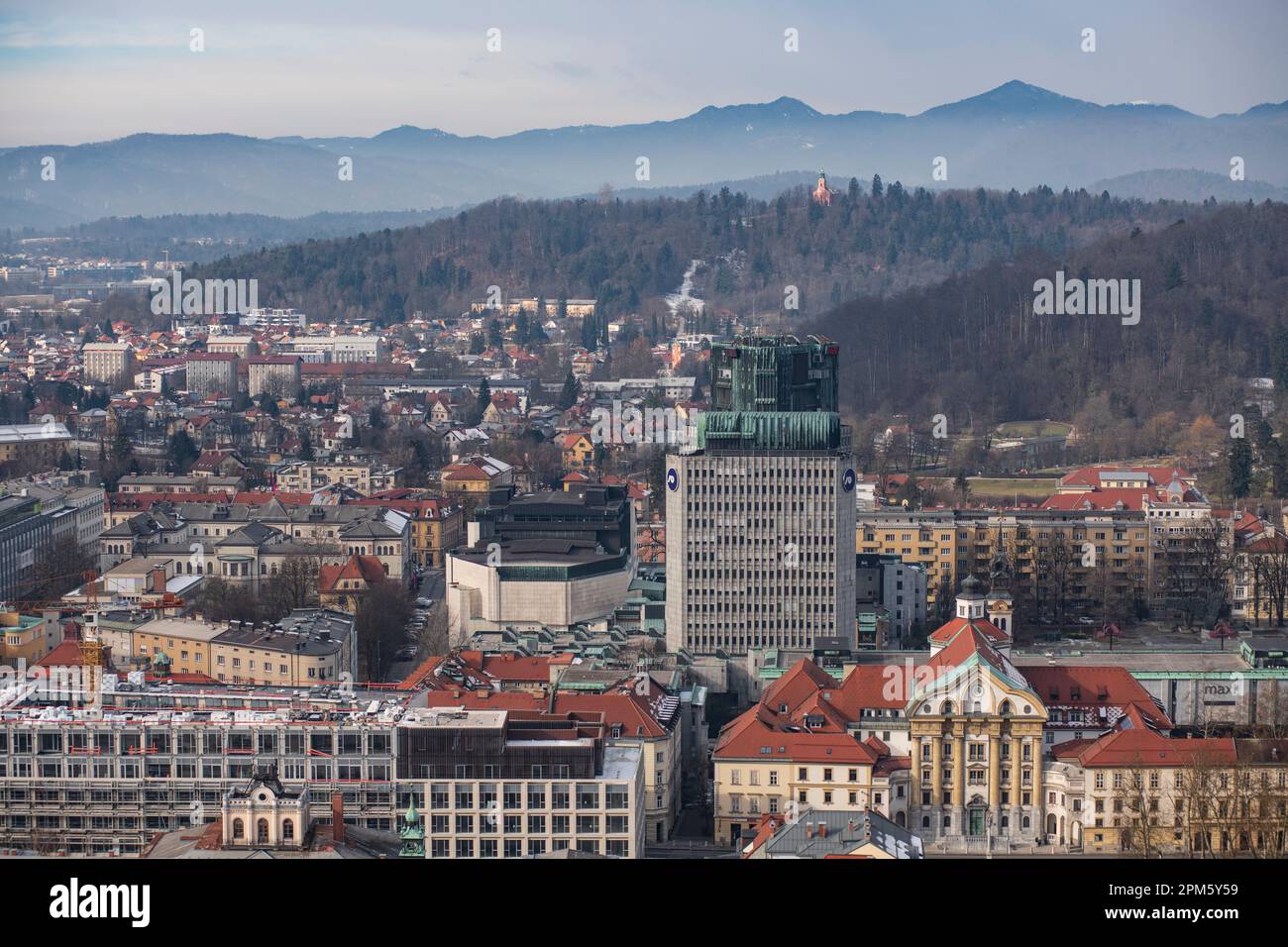 Lubiana: Vista panoramica del centro città con montagne e nuvole sullo sfondo. Slovenia Foto Stock
