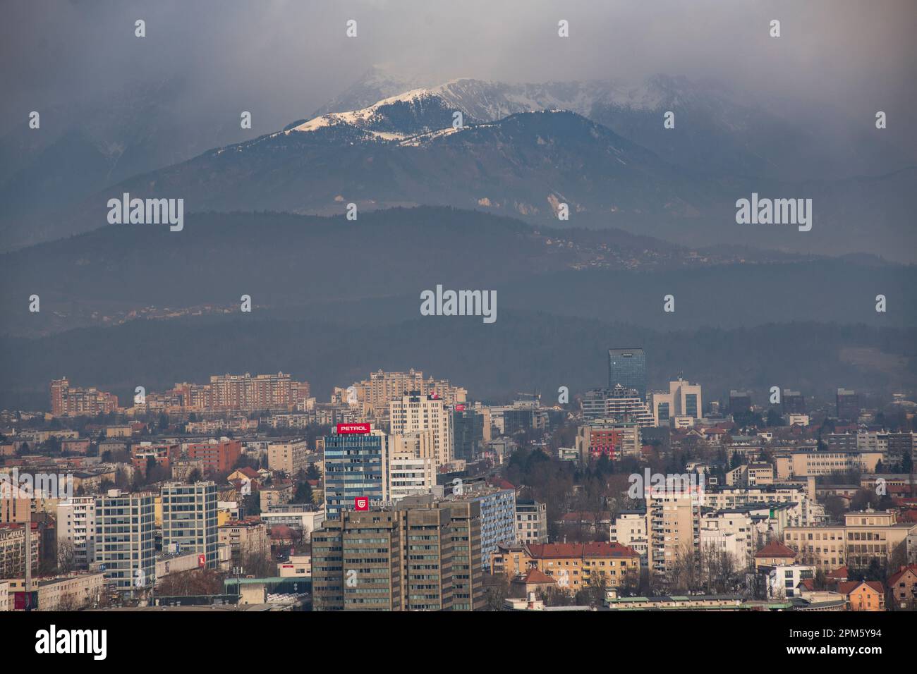 Lubiana: Vista panoramica del centro città con montagne e nuvole sullo sfondo. Slovenia Foto Stock