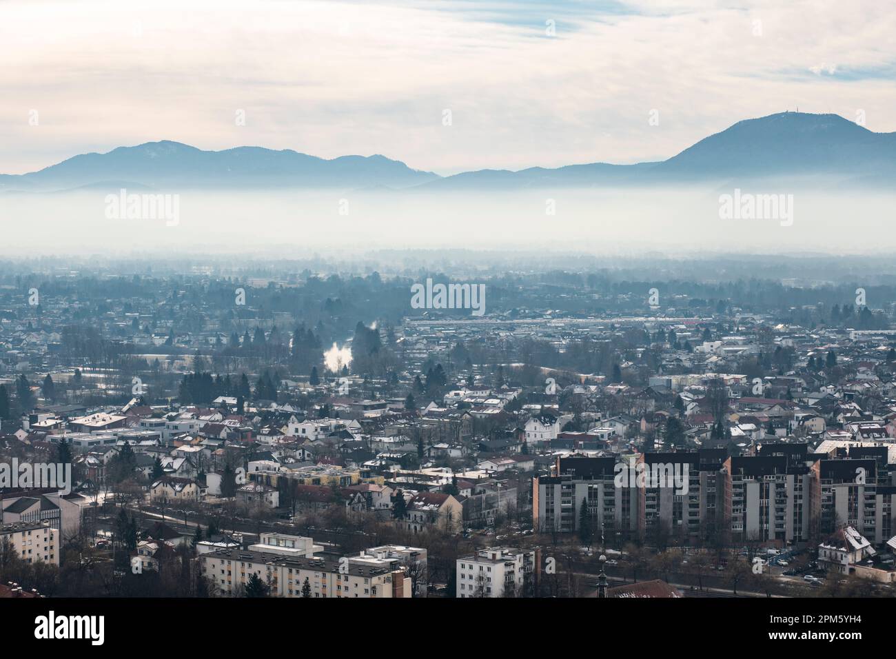 Lubiana: Vista panoramica del centro città con montagne e nuvole sullo sfondo. Slovenia Foto Stock