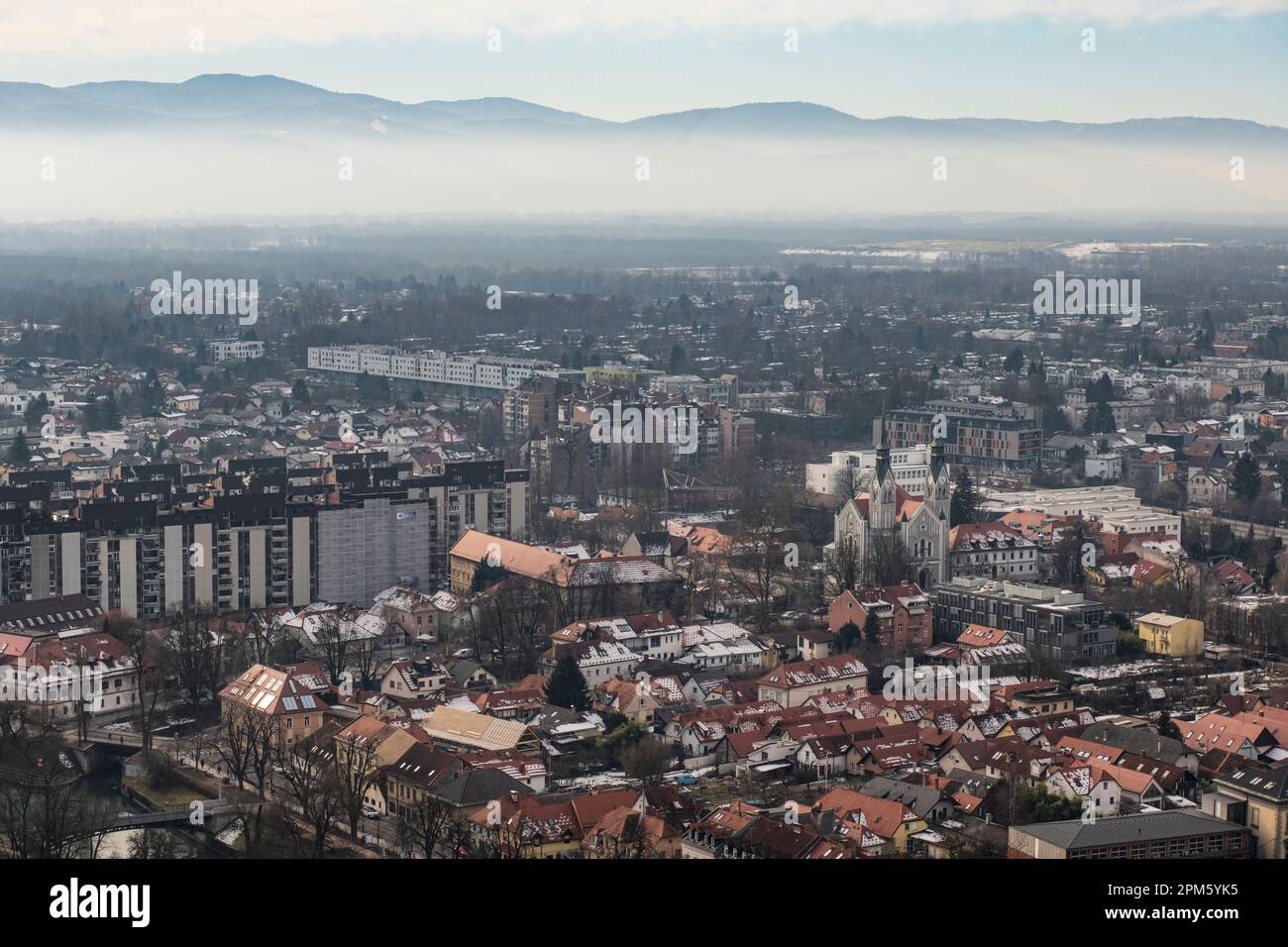 Lubiana: Vista panoramica del centro città con montagne e nuvole sullo sfondo. Slovenia Foto Stock