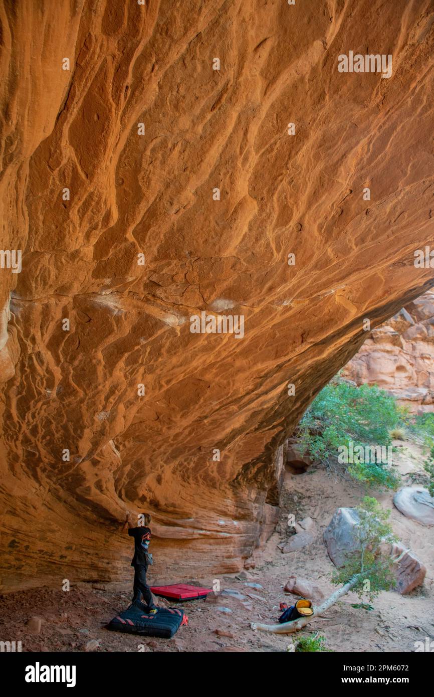 Arrampicata vicino a Corona Arch, Moab Utah Foto Stock