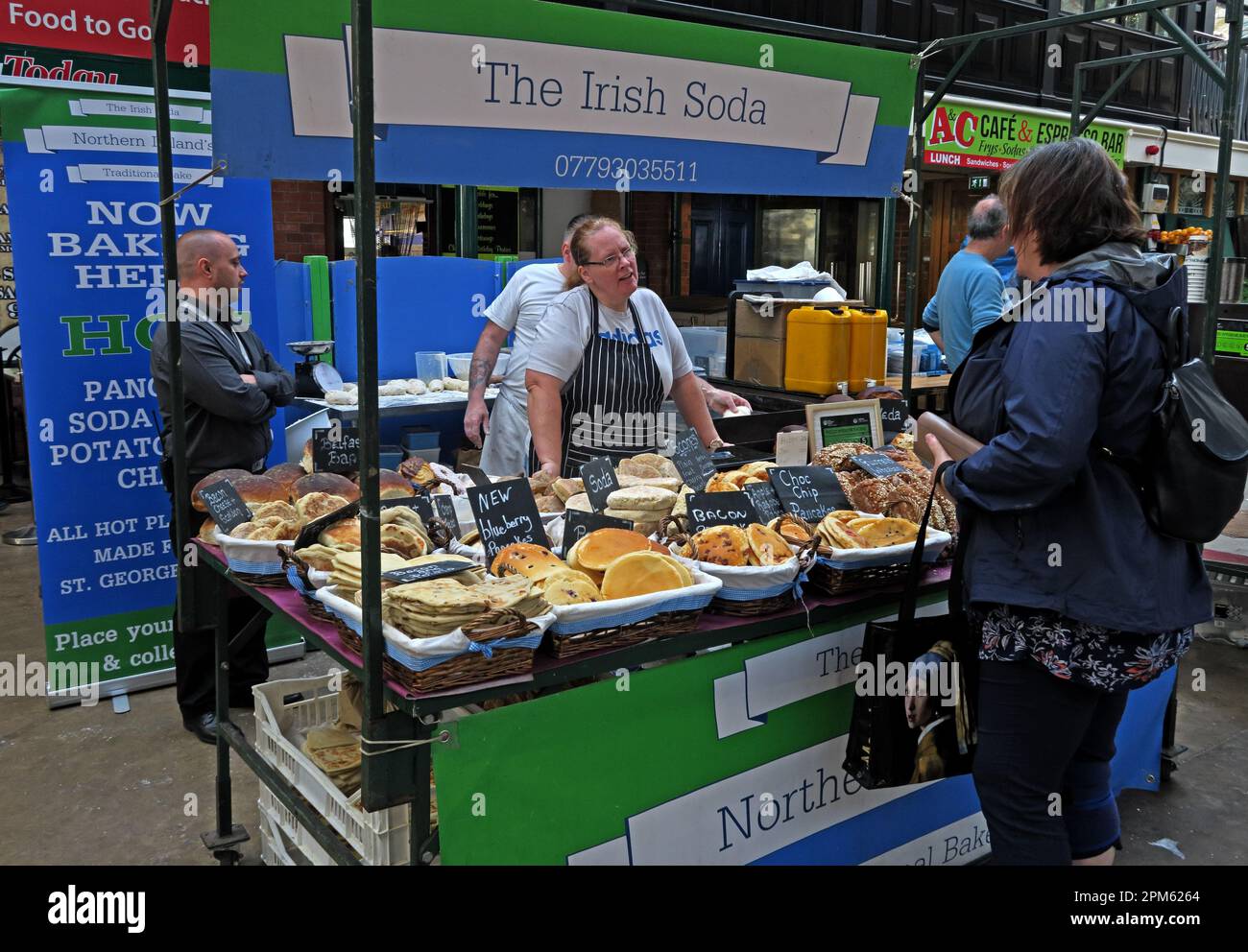 La bancarella del pane della soda irlandese - mercato di St George, East Bridge St, Belfast, Antrim, Irlanda del Nord, REGNO UNITO, BT1 3NQ Foto Stock
