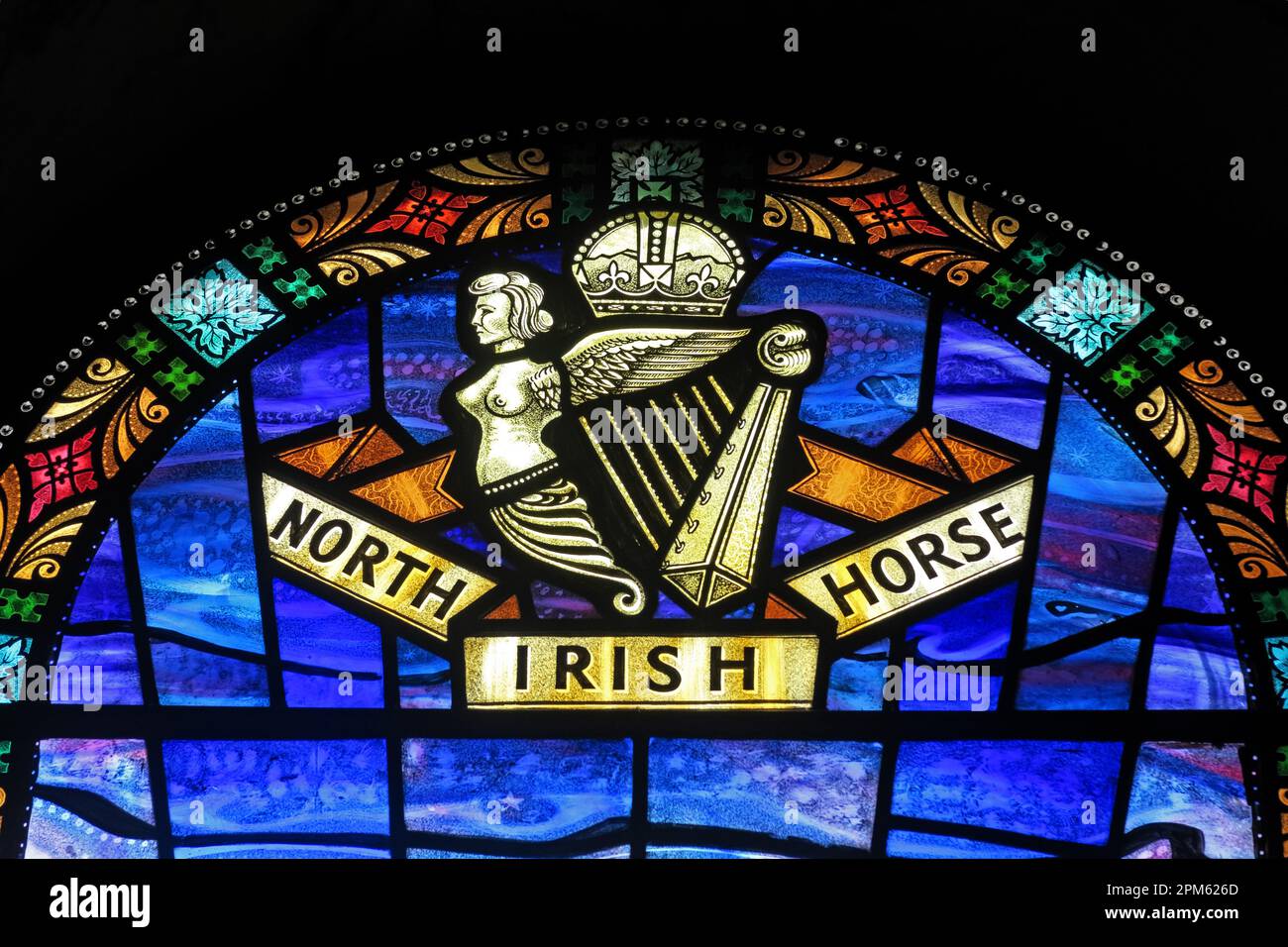 North Irish Horse Regiment, vetrata, presso il Belfast City Hall Foyer, Donegall Square North, Belfast, Antrim, Irlanda del Nord, REGNO UNITO, BT1 5GS Foto Stock