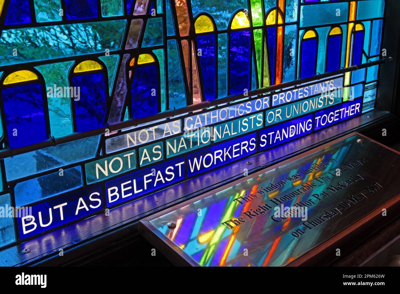 Belfast lavoratori in piedi insieme finestra, a Belfast City Hall, Donegall Square North, Belfast, Antrim, Irlanda del Nord, REGNO UNITO, BT1 5GS Foto Stock
