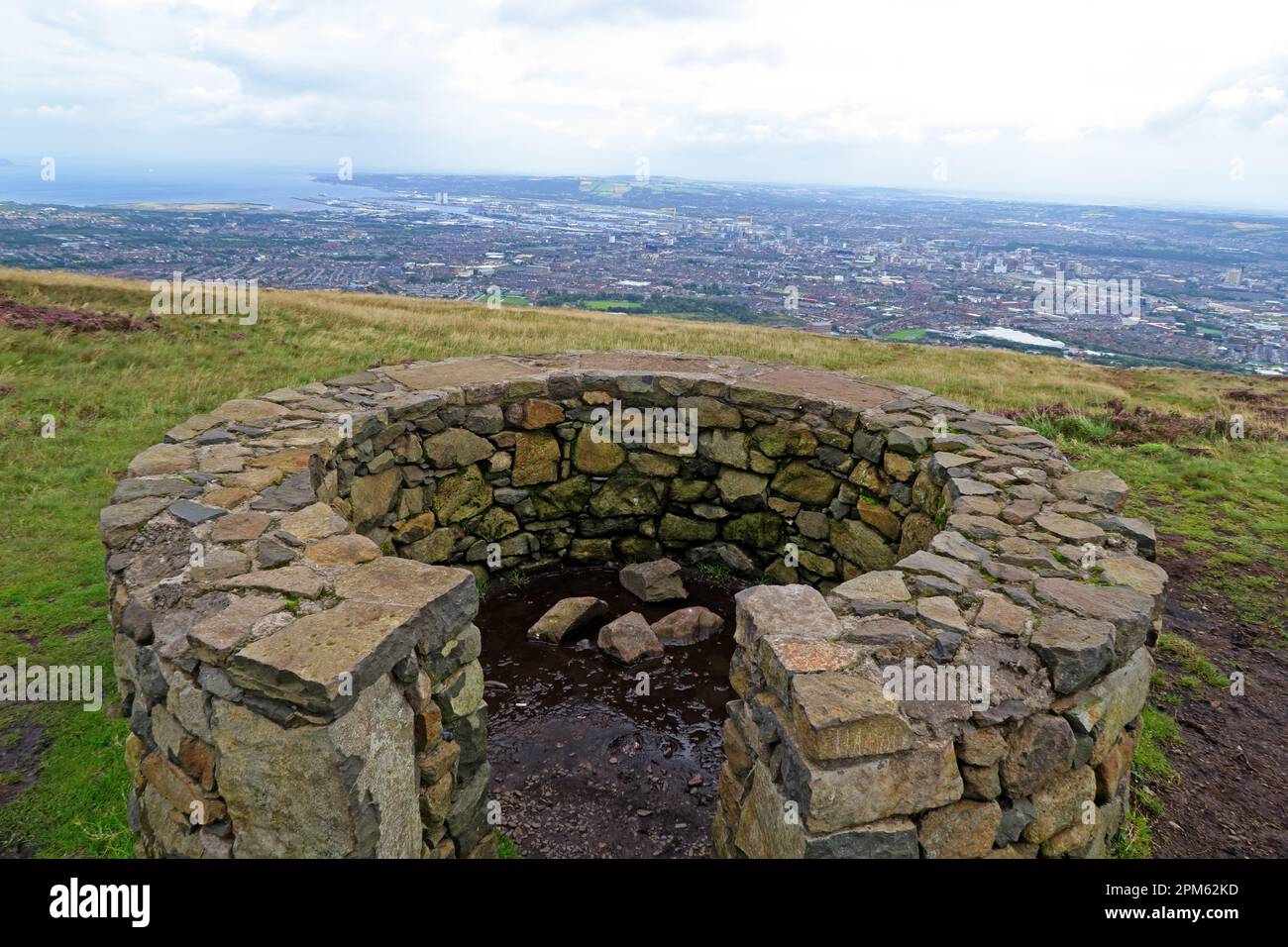 Divis montagna nera / Dubhais - punto di osservazione basalto in cima, guardando sopra la città di Belfast, Irlanda del Nord, Regno Unito, BT17 0NG Foto Stock