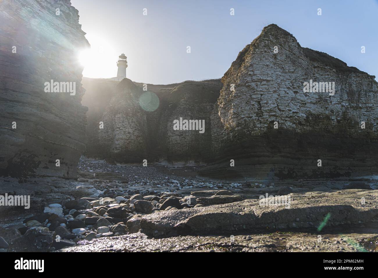 Tramonto sulle alte scogliere di gesso di Flamborough Head con la torre del faro in cima. Foto di alta qualità Foto Stock