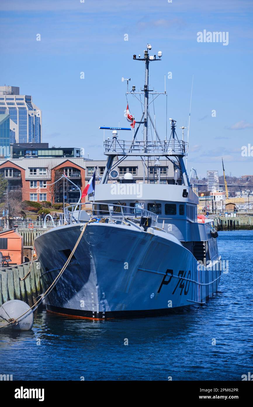 Il motoscafo francese Gendarmarie Maritime «Fulmar» (P740) con la marcatura P740 è stato avvistato in una giornata di sole nel porto di Halifax. Halifax, Canada, aprile, Foto Stock