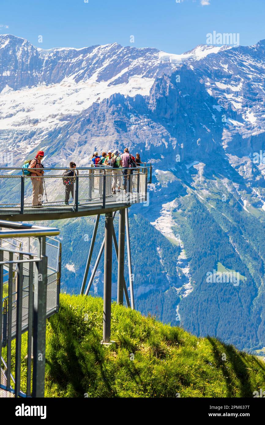 First Cliff Walk Walk, una piattaforma panoramica aerea con vista panoramica a Grindelwald-First, regione di Jungfrau, Oberland Bernese, Svizzera Foto Stock