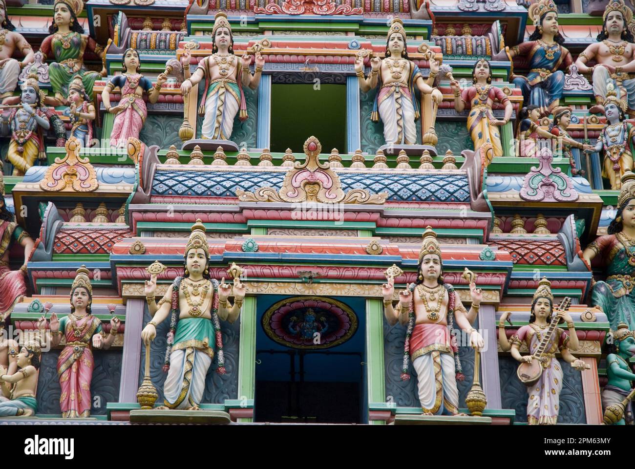 Gopuram torre con divinità gaudy, Sri Srinivasa Perumal Tempio, Little India, Singapore Foto Stock