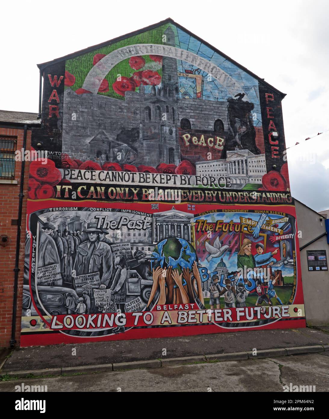 Murale comunitario - la pace non può essere mantenuta con la forza, può essere raggiunta solo con la comprensione - Belfast guardando ad un futuro migliore Foto Stock