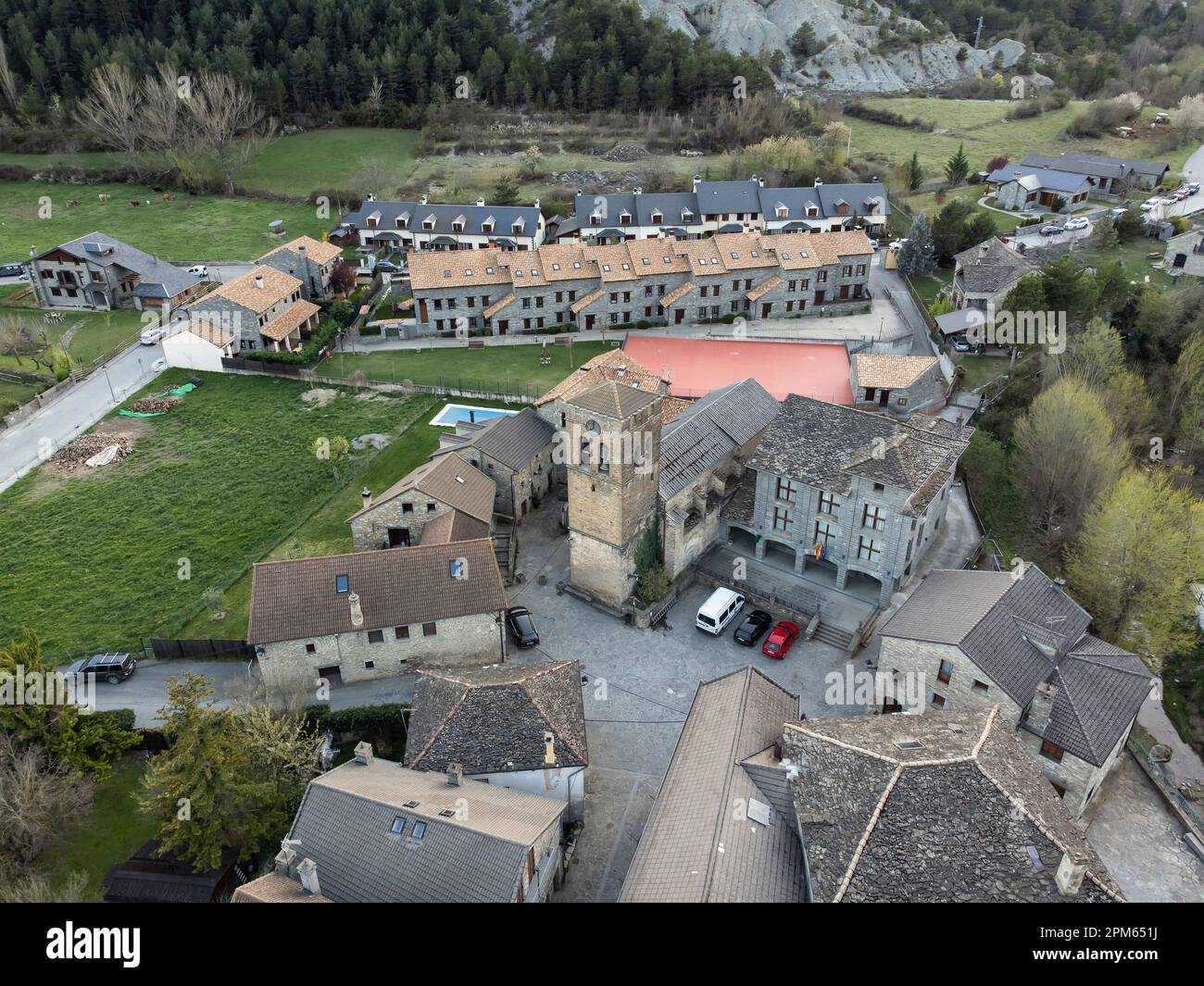 Veduta aerea del villaggio di fiscale, Chiesa dell'Asuncion circondata dal municipio e case in pietra tipiche, Pirenei Huesca, Aragona, Spagna Foto Stock