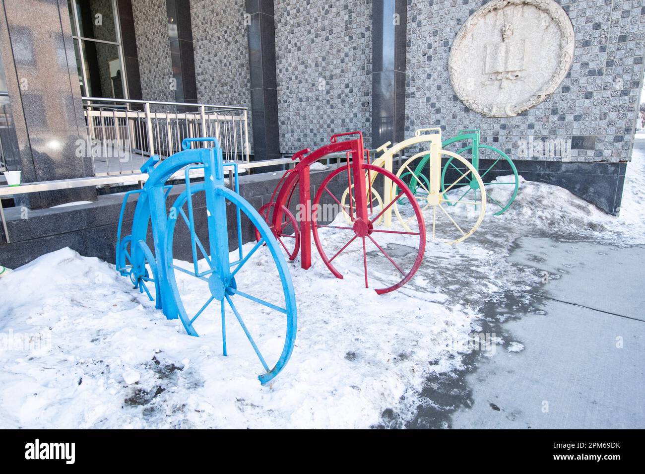 Portapacchi per bici per penny lontano presso la biblioteca pubblica del centro di Regina, Saskatchewan, Canada Foto Stock