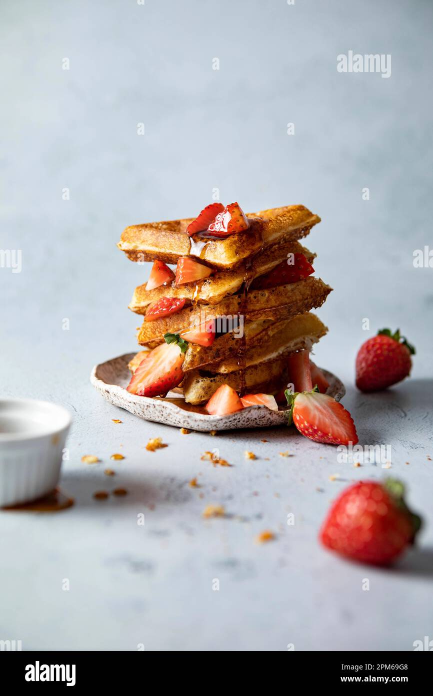 Waffle e fragole si impilano su un piatto Foto Stock