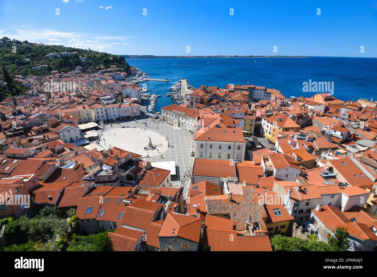 Pirano: Vista aerea con Piazza centrale Tartini, Città Vecchia e Mare Adriatico. Slovenia Foto Stock