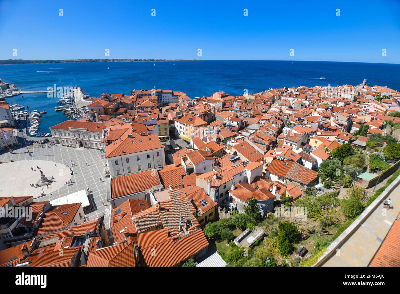 Pirano: Vista aerea con Piazza centrale Tartini, Città Vecchia e Mare Adriatico. Slovenia Foto Stock