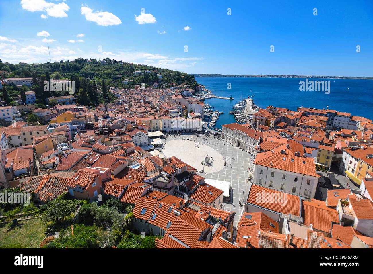 Pirano: Vista aerea con Piazza centrale Tartini, Città Vecchia e Mare Adriatico. Slovenia Foto Stock