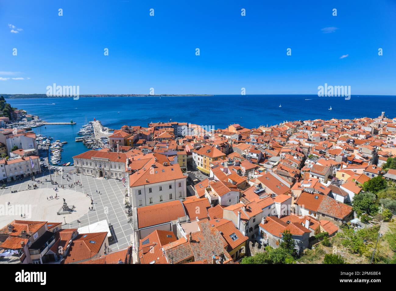 Pirano: Vista aerea con Piazza centrale Tartini, Città Vecchia e Mare Adriatico. Slovenia Foto Stock