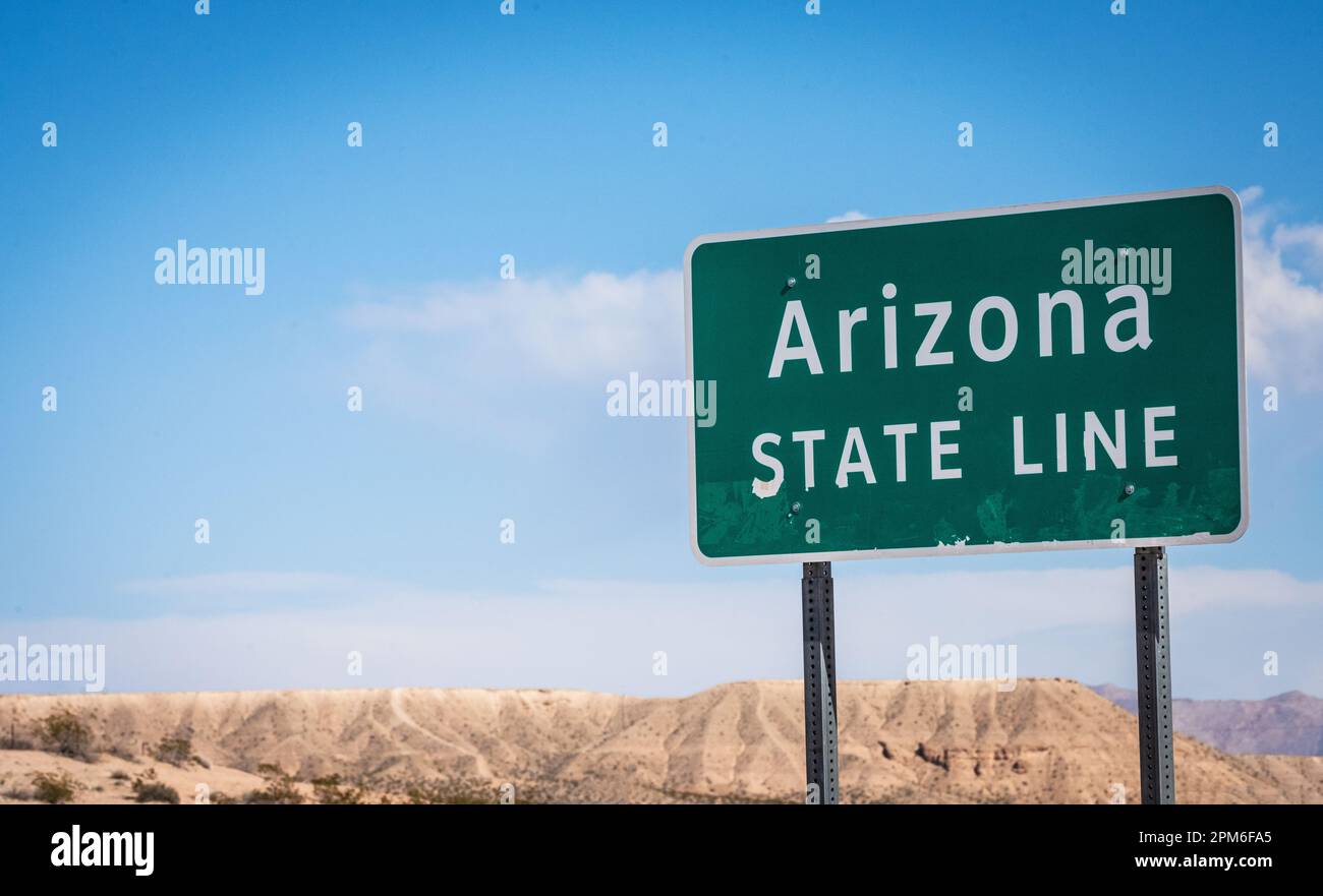 Un segno che indica la linea di stato per lo stato americano dell'Arizona. Foto Stock