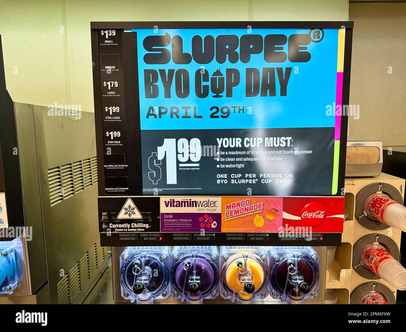 Olathe, KS - 11 aprile 2023: Quanto grande di un contenitore si può riempire? Grande quanto vuoi al 7-Eleven porta la tua Coppa Slurpee Day il 29 aprile 2023 Foto Stock
